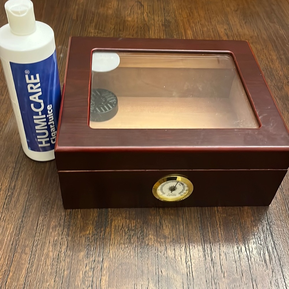 Cigar humidor